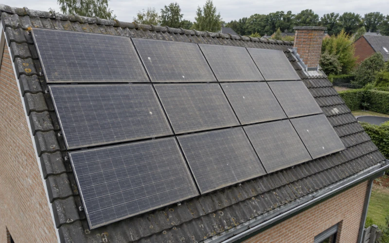 Zonnepanelen voor reiniging, met stof, aanslag en vogeluitwerpselen